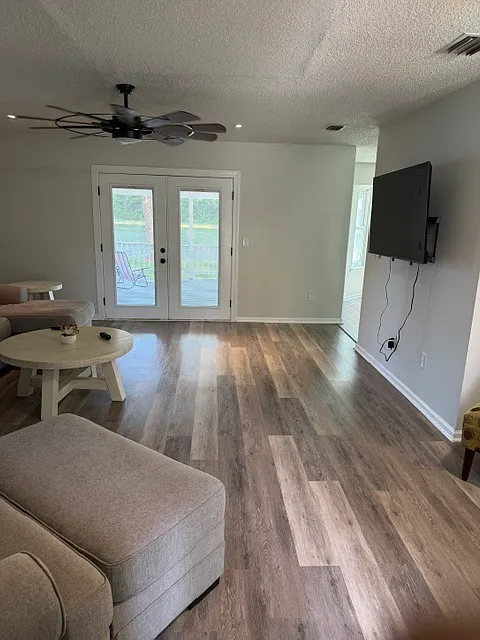 3 bed, 1704 sqft, $3,749 — Photo 2