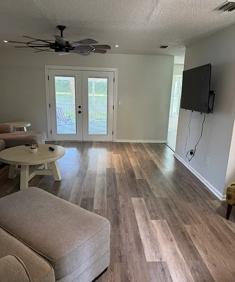142 Hamilton Dr — Photo 2