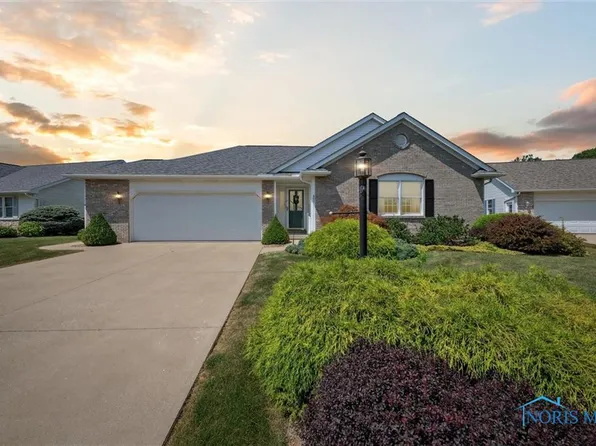 401 Country Meadows Dr, Oak Harbor, OH 43449