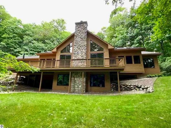 6352 S Westwood Pkwy, Suttons Bay, MI 49682