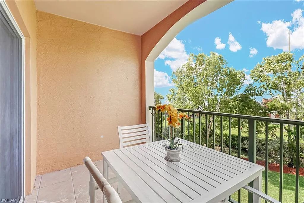 2 bed, 2.0 bath, 1042 sqft, $2,900 — Photo 3