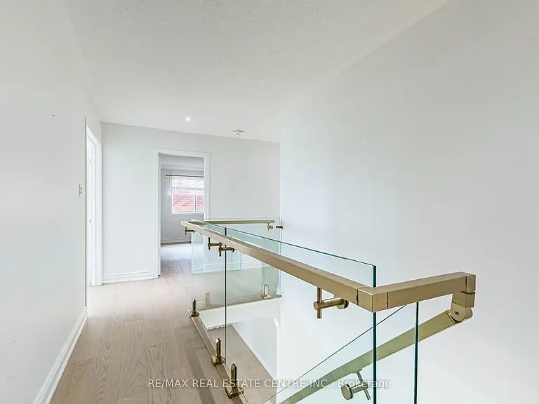 3339 Crompton Cres — Photo 21