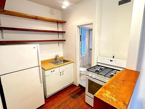 3rd image of 1806 S Jefferson St #1810-1