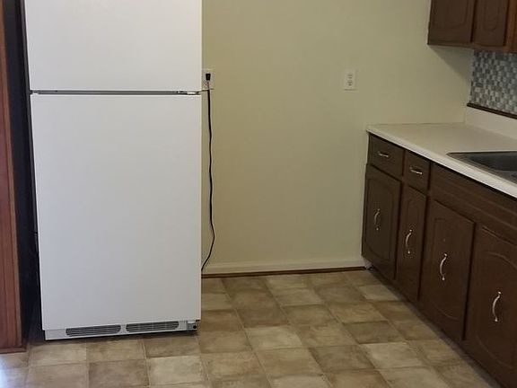 3rd image of 208 Fountain Dr