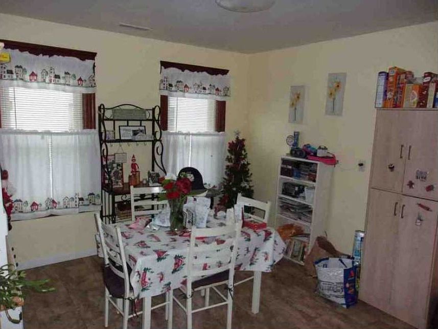 Large sunny space for breakfast and lunch!