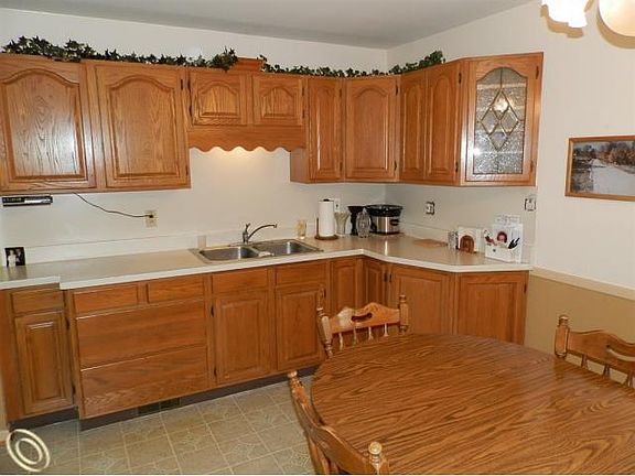 5th image of 28991 Balmoral St