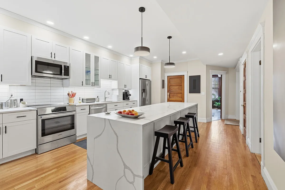 Building Photo - 1561 Beacon St #2