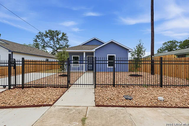 3 bed, 2.0 bath, 1346 sqft, $1,750 — Photo 2