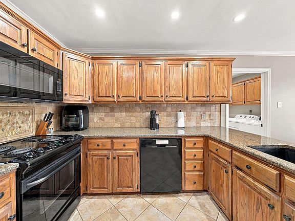 3rd image of 8 Winona Dr
