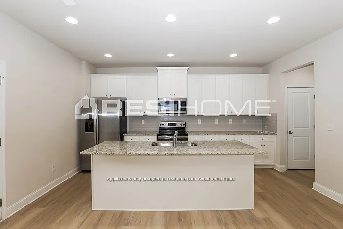 601 Verdant Crane Ct — Photo 3