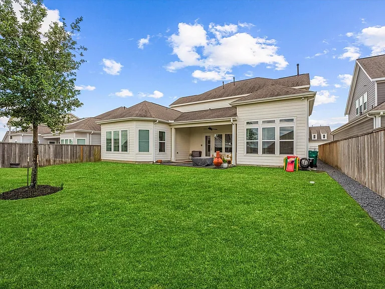 2221 Salt Grass Trl — Photo 38