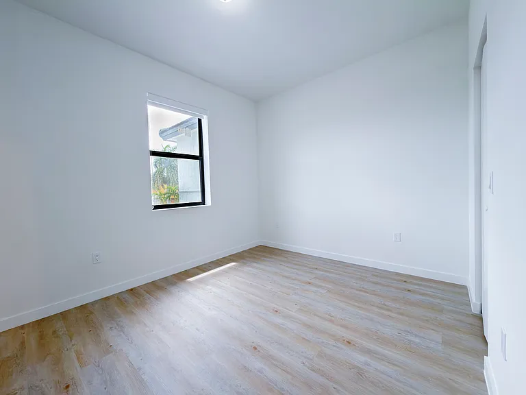 142 NW 10th Pl — Photo 20