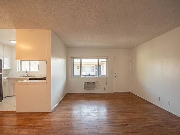 3rd image of 15033 Burbank Blvd APT 5