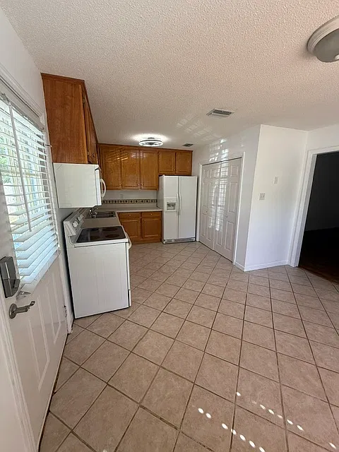 3 bed, 1200 sqft, $1,800 — Photo 3