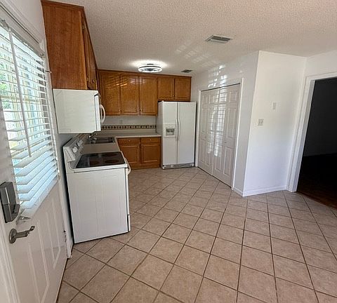 3rd image of 2808 Mayflower Dr