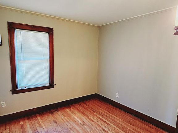 4th image of 22303 Park St