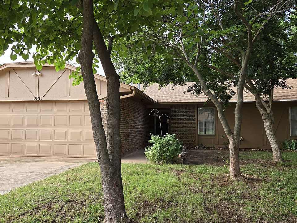 1st image of 1901 Oakcreek Dr
