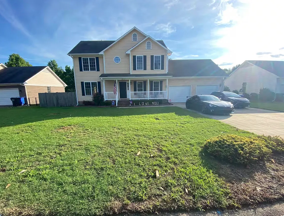 3 bed, 2.5 bath, $900 — Photo 2