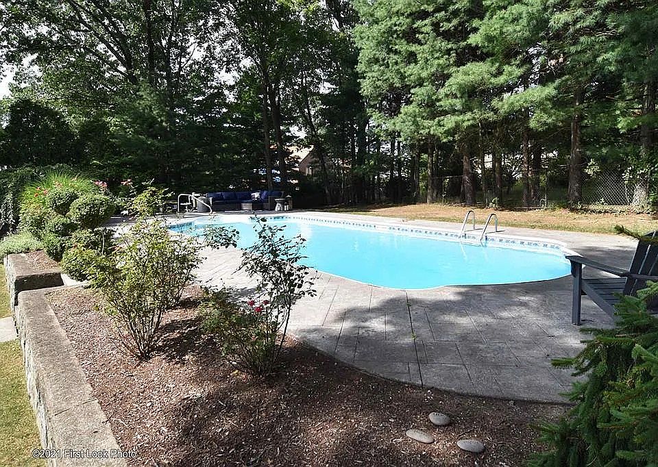 1st image of 4 Baldwin Orchard Dr #1