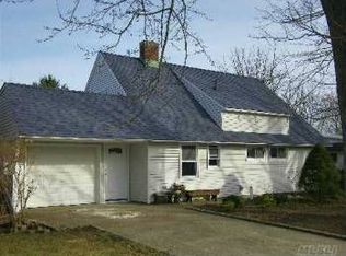 41 Arbor Ln, Hicksville, NY 11801