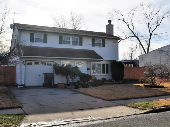 17 Wendy Dr, Old Bridge, NJ 08857