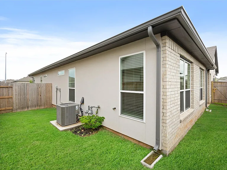 2711 Sunrise Breeze Dr — Photo 26