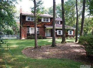 25 Thornwood Dr, Dix Hills, NY 11746