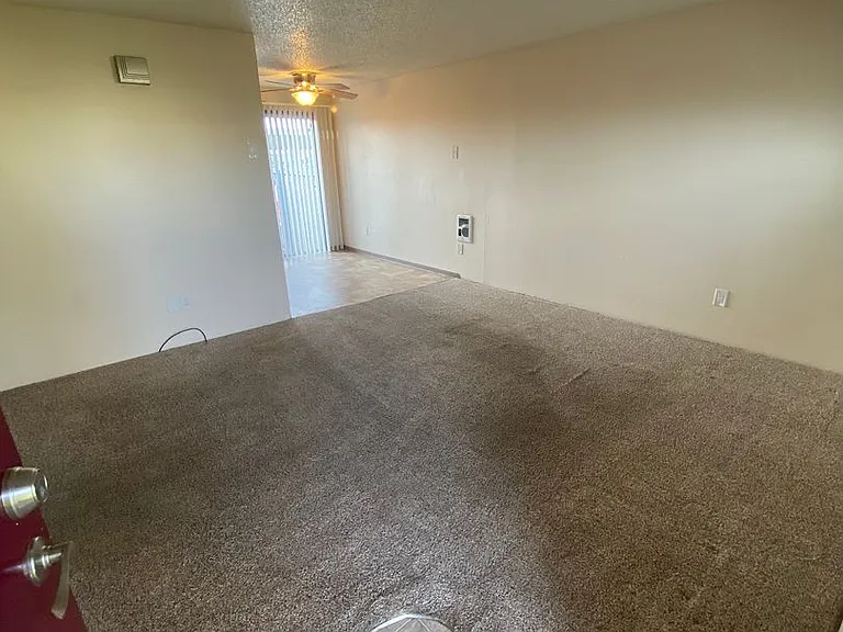 1 Bedroom 1 Bathroom at Hollywood Park Apartments — Photo 4