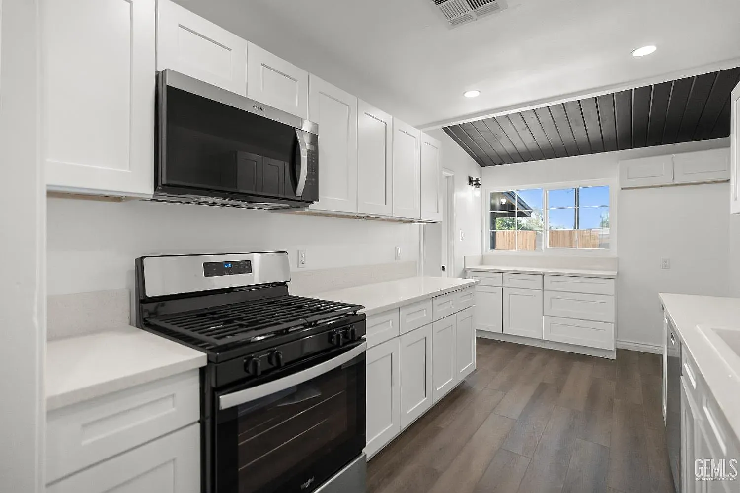 3 bed, 1066 sqft, $2,200 — Photo 3