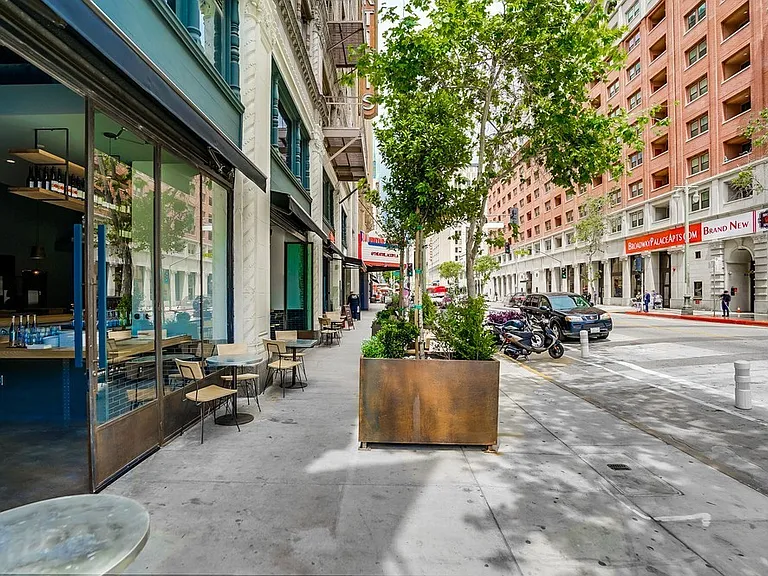 939 S Broadway — Photo 2