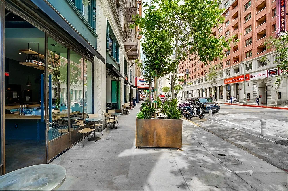 Building Photo - 939 S Broadway
