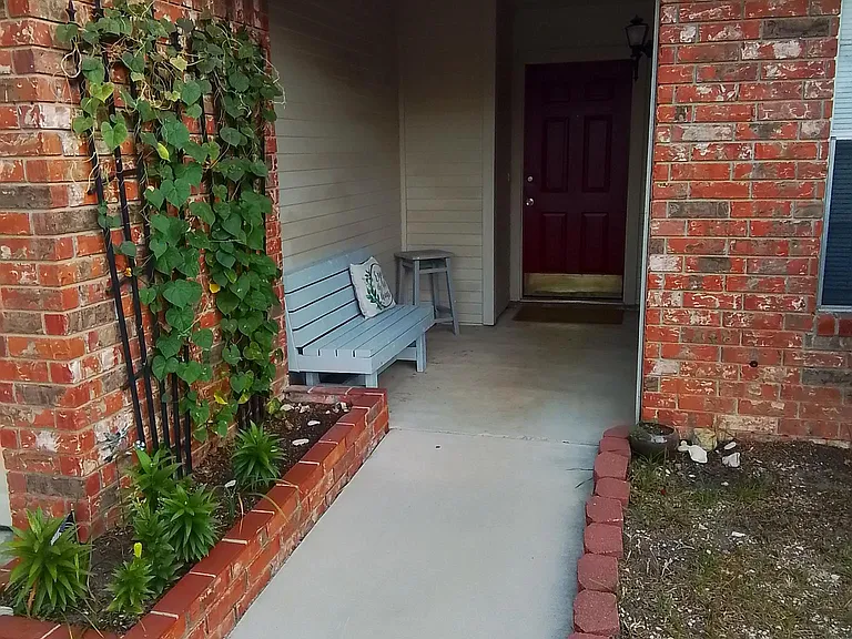 410 Saddle Dr — Photo 3