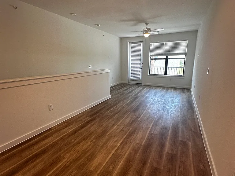 E Common St — Photo 31