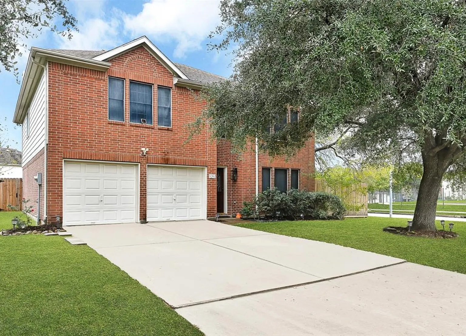 3 bed, 2.5 bath, 2474 sqft, $2,300 — Photo 1