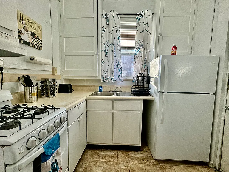 1417 N Main St — Photo 12