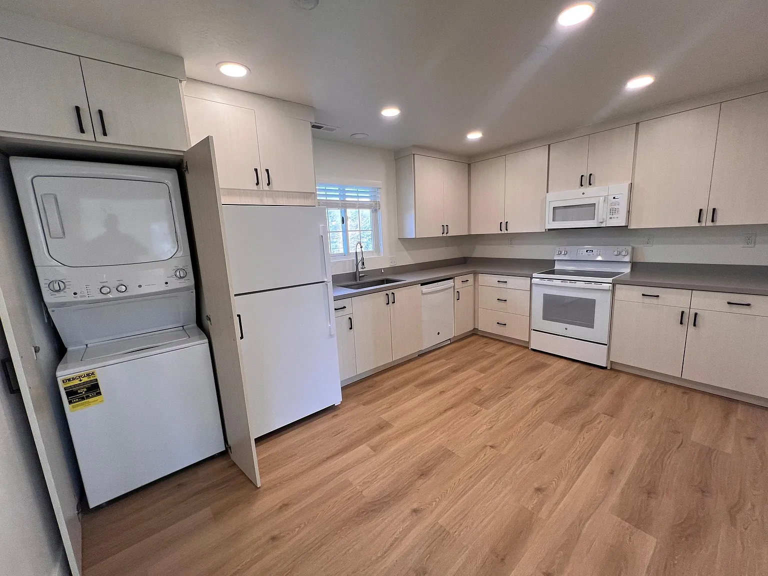 2 bed, 1200 sqft, $2,200 — Photo 2
