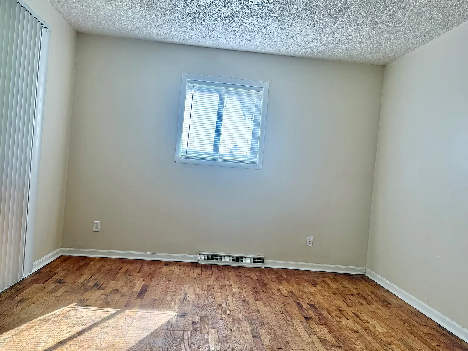 3 bed, 923 sqft, $1,000 — Photo 4