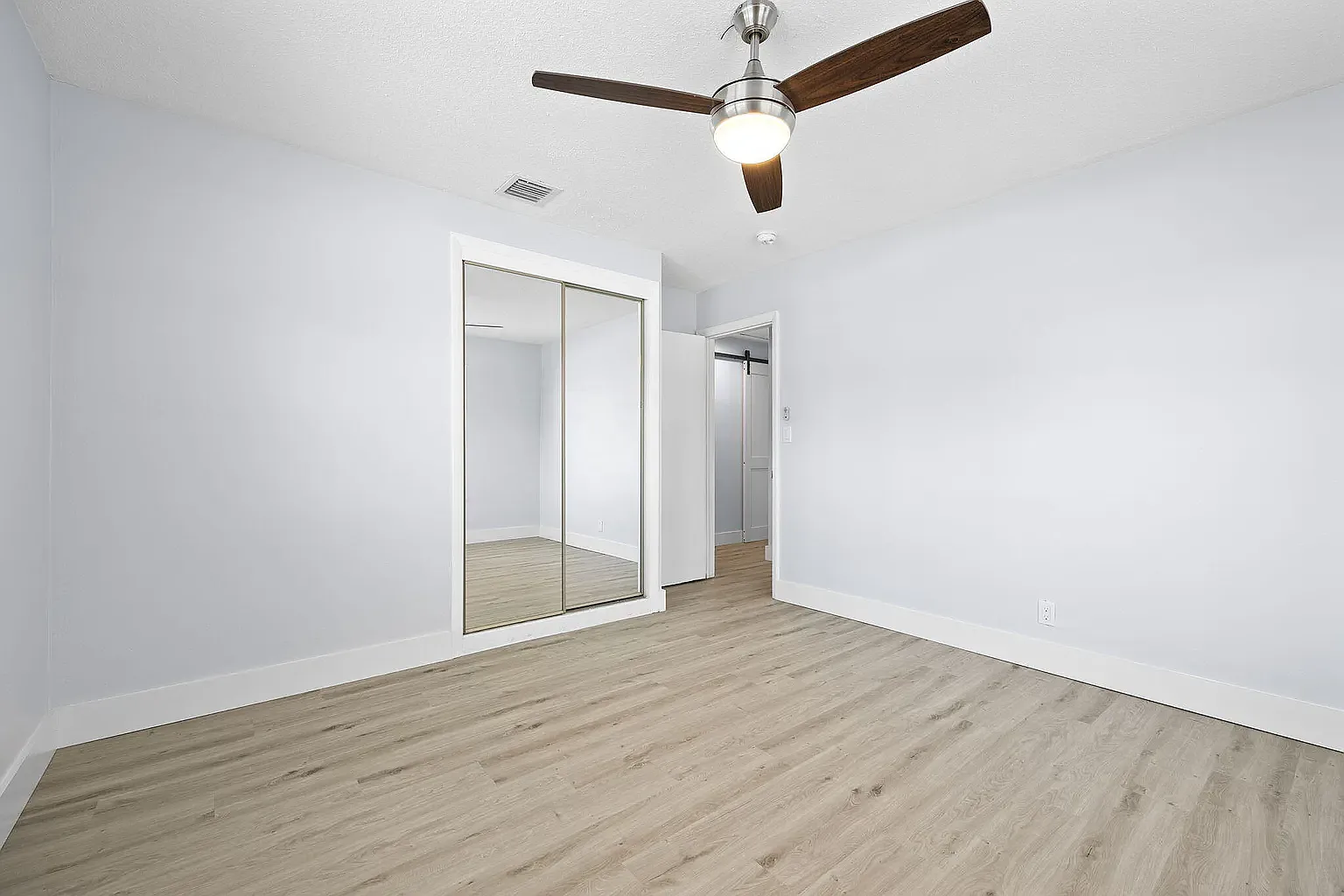 2 bed, 800 sqft, $2,860 — Photo 4