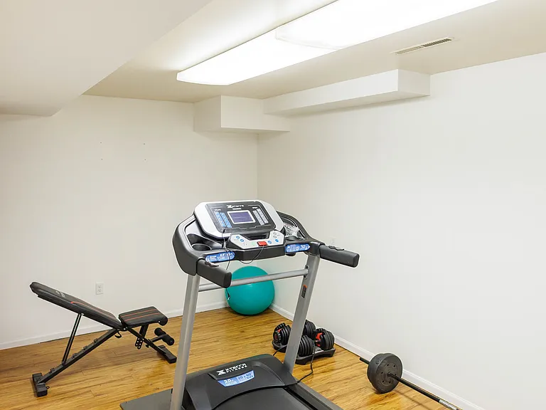 2750 Greenbriar Dr — Photo 23