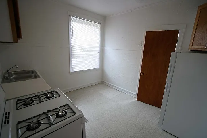 925 East 46th Street — Photo 36