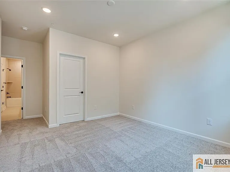 323 Sadie Cir — Photo 18