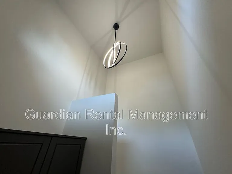 214 Windemere Ave S — Photo 6