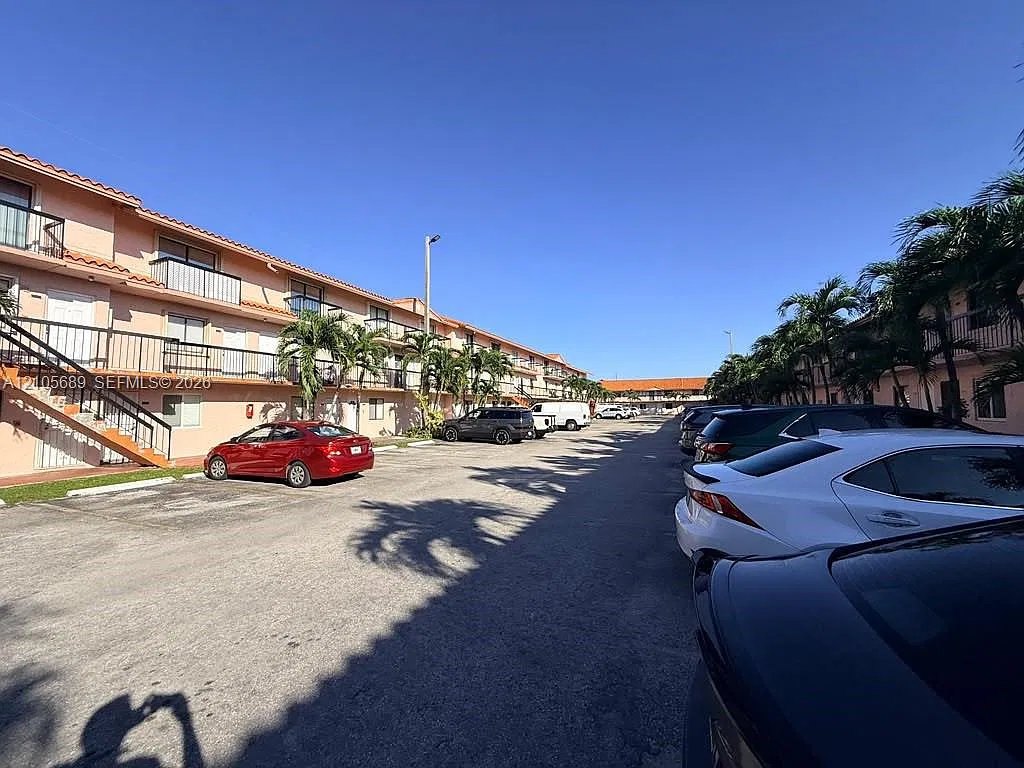 Hialeah Club Villas Condo — Photo 2