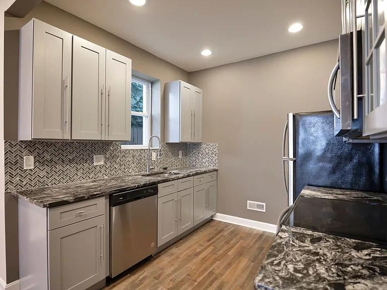 2515 Ingersoll St — Photo 4