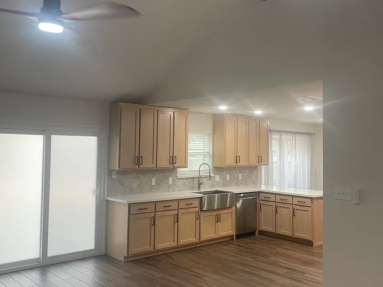 201 San Saba St — Photo 7