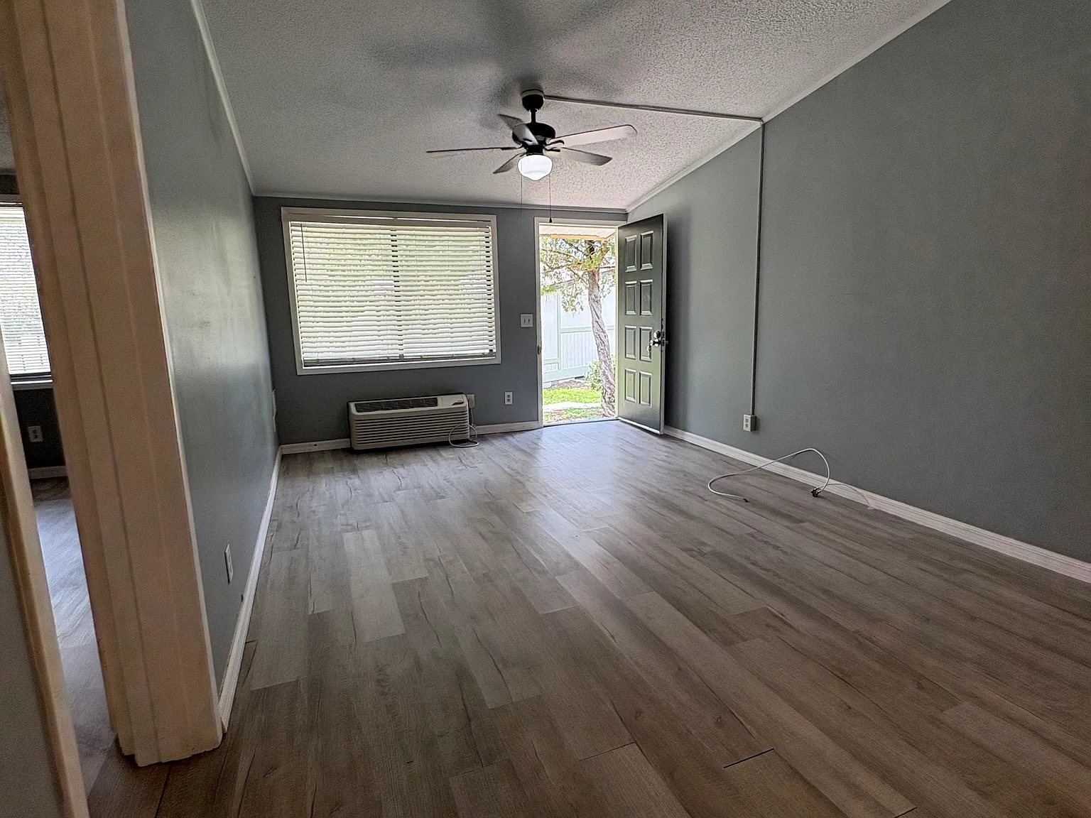 37917 Hillside Ln — Photo 2