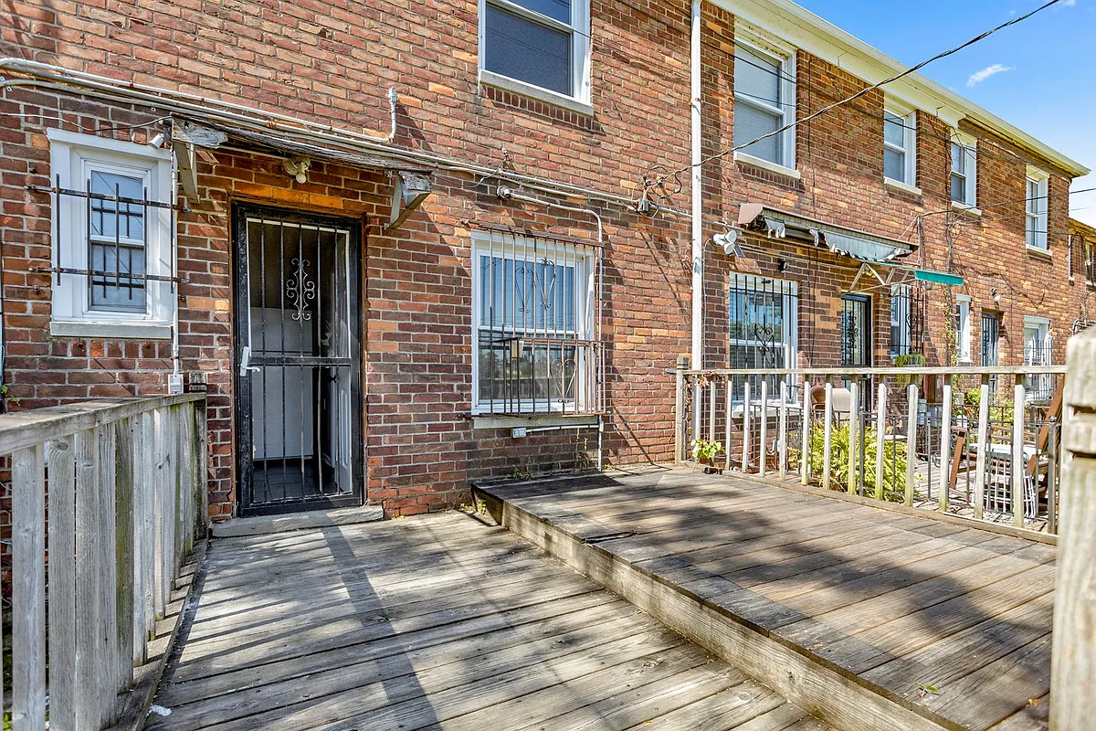 Building Photo - 450 Marquette Dr