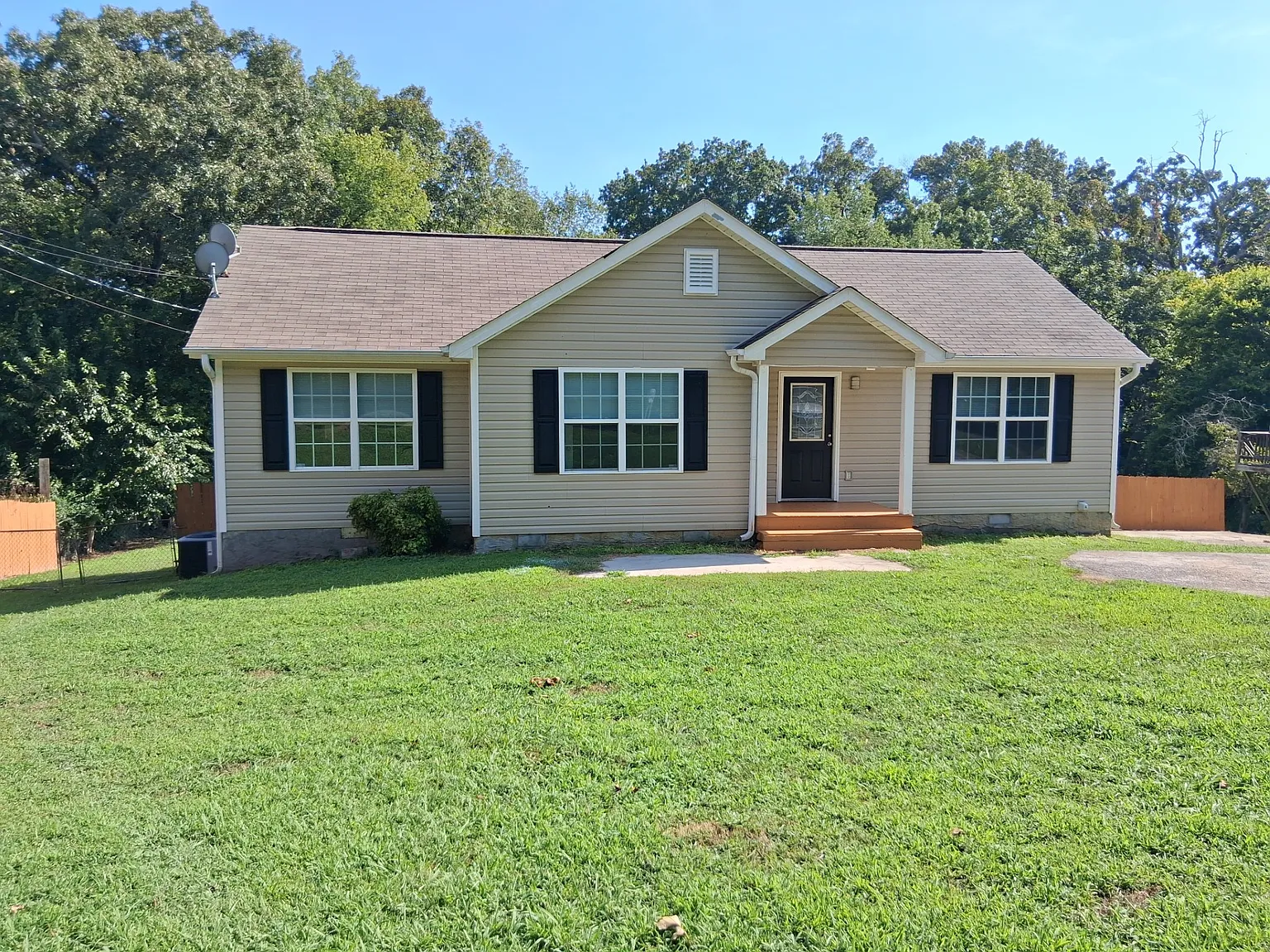 3 bed, 1208 sqft, $1,600 — Photo 1