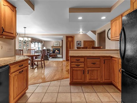5th image of 33 Smallwood Dr