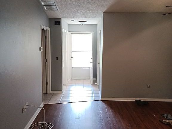 Entrance & Livingroom